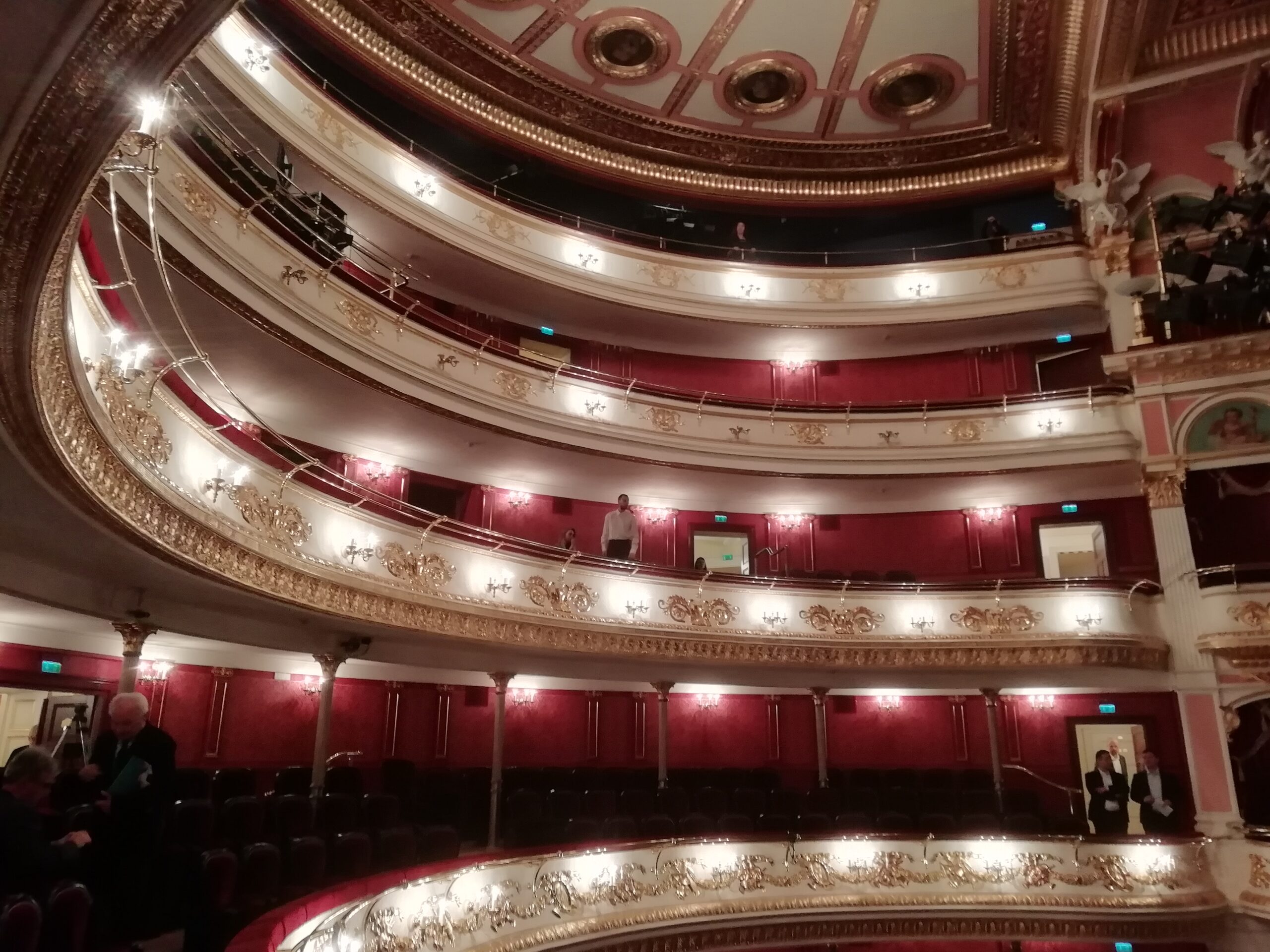 Zasady ubioru w miejscu kultury i sztuki
